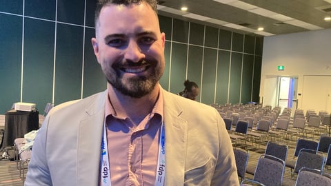Jean-Christophe Raymond pose au congrès de l'AQPP.