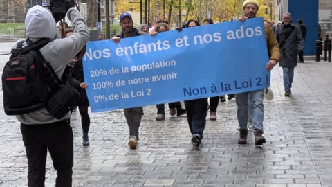 Des manifestants avant le rassemblement de médecins au Centre Bell le 9 novembre 2025. Crédit photo: Mélissa Pelletier