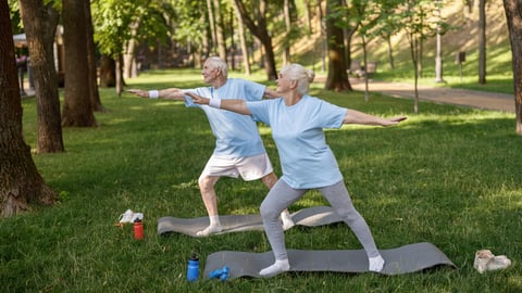 Couple qui fait de l'exercice physique