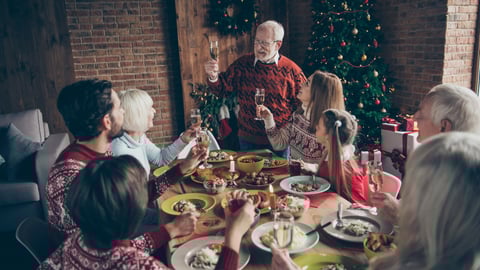 Une famille célèbre le temps des Fêtes. Crédit photo: Deagreez/ Getty Images 