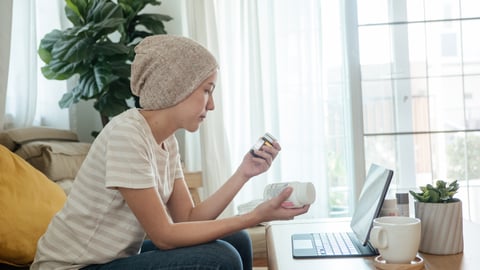 Une jeune femme atteinte du cancer. Crédit photo: staticnak1983/ Getty Images