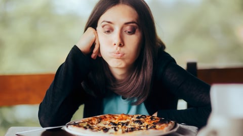 Une jeune femme n'a pas très faim. Crédit photo: nicoletaionescu/ Getty Images 