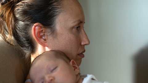 Femme en dépression post-partum. Crédit photo: globalmoments/ Getty Images