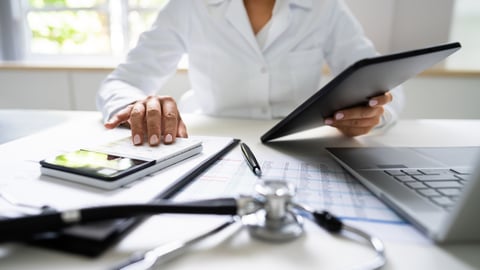 Une médecin fait sa facturation. Crédit photo: AndreyPopov/ Getty Images