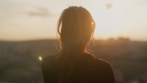 Une jeune femme regarde au loin. Crédit photo: recep-bg/ Getty Images