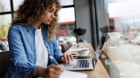 Une jeune femme étudie. Crédit photo: damircudic/Getty Images