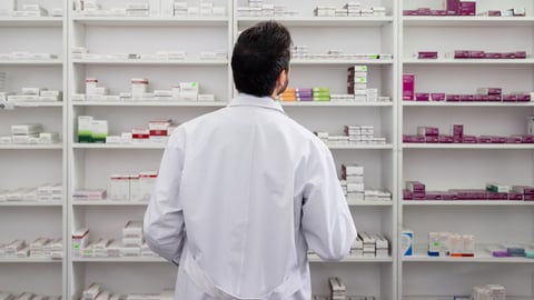 Un pharmacien regarde une étagère de médicaments. Crédit photo: Hispanolistic/ Getty Images