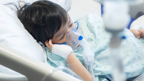 Un petit garçon souffrant de grippe à l'hôpital. Crédit photo: Smith Assavarujikul/ Getty Images