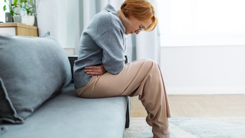 Une femme a mal au ventre. Crédit photo: JulPo/ Getty Images
