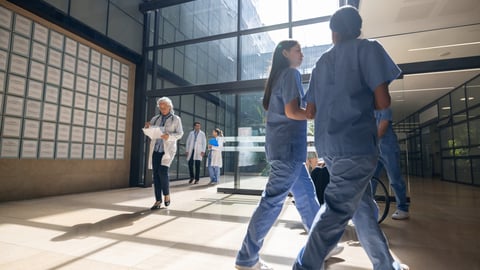 Des médecins marchent dans un hôpital. Crédit photo: andresr/ Getty Images