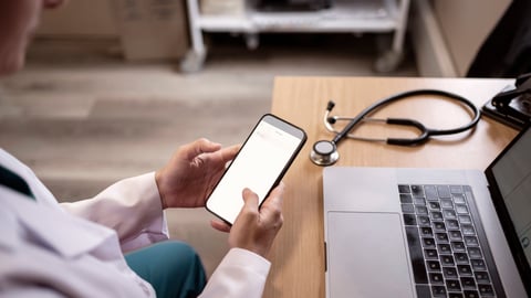 Médecin au téléphone