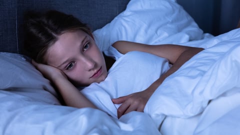 Une enfant souffre d'insomnie. Crédit photo: AndreyPopov/ Getty Images