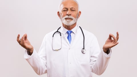 Un médecin médite. Crédit photo: LittleBee80/Getty Images