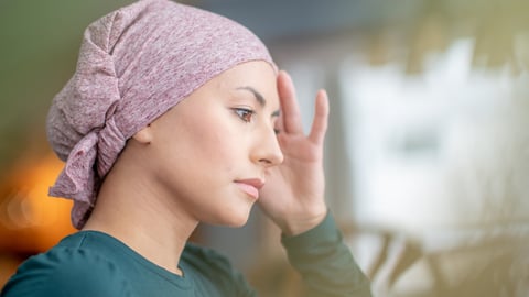 Une femme a mal a la tête après un traitement de chimiothérapie. Crédit photo: FatCamera/ Getty Images