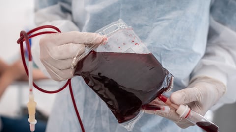 Un professionnel de la santé tient un sac de sang. Crédit photo: andresr/Getty Images