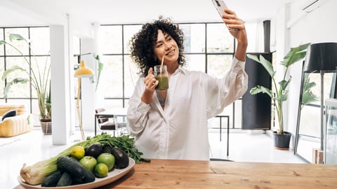 Une femme se prend en photo avec son jus vert. Crédit photo: Daniel de la Hoz/ Getty Images