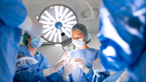 Une équipe se prépare à effectuer une chirurgie. Crédit photo: stefanamer/Getty Images