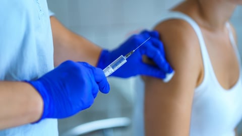 Une personne reçoit un vaccin. Crédit photo: Siarhei Khaletski/ Getty Images