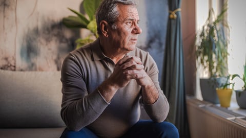 Un aîné inquiet regarde par la fenêtre. Crédit photo: Nes/Getty Images 