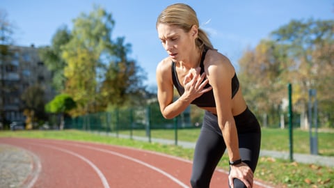 Une femme essouflée a mal au coeur. Crédit: Liubomyr Vorona/Getty Images