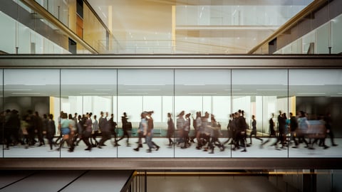 Plusieurs personnes en marche. Crédit photo: gremlin/ Getty Images
