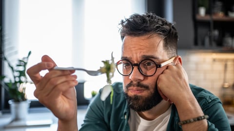 Un homme a des problèmes d'appétit. Crédit photo: Milan Markovic/ Getty Images