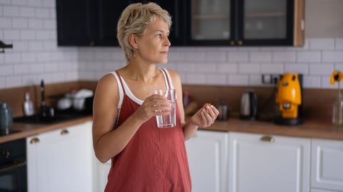Une femme en ménopause prend une pilule. Crédit photo: Jana Murr/Getty Images 
