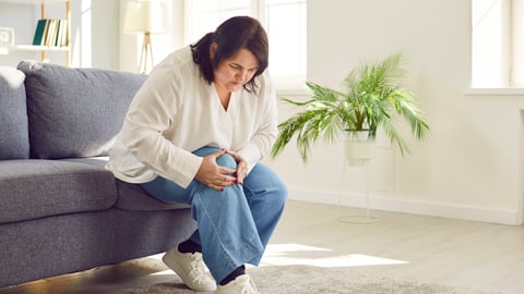 Une femme obèse souffre de douleur au genou. Crédit photo: Lacheev/ Getty Images