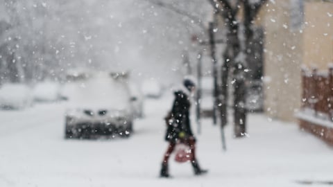 Une femme marche à Montréal. Crédit photo: mustafahacalaki/ Getty Images