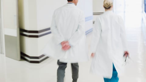 Deux médecins marchent dans un hôpital. Crédit photo: Martin Barraud/ Getty Images