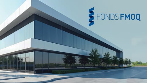 Bâtiment moderne avec le logo du Fonds FMOQ.