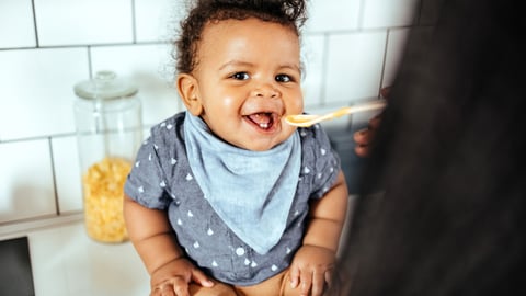 Un bébé en plein repas. Crédit photo: enigma_images/Getty Images