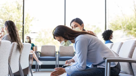 Une femme portant un masque dans une salle d'attente. Crédit photo: SDI Productions/Getty Images