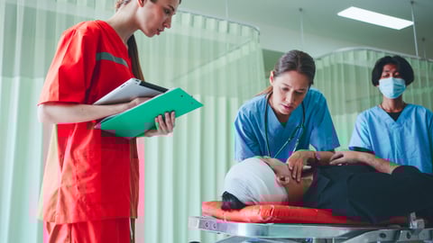 Médecin résident à l'urgence