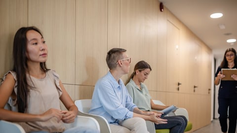 Salle d'attente chez le médecin. Crédit photo: South_agency/Getty Images