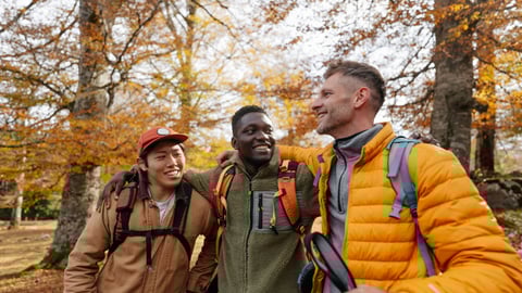 Groupe d'hommes en randonnée. Crédit photo: AleksandarNakic/Getty Images