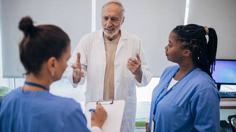 Medecin avec infirmières