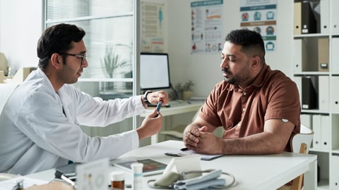 Médecin en consultation