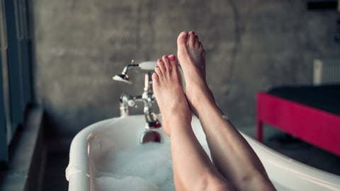 Une femme prend un bain.