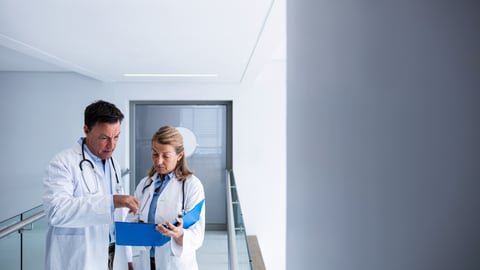 Deux médecins discutent