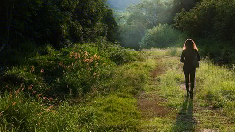 Une femme marche dans la nature.