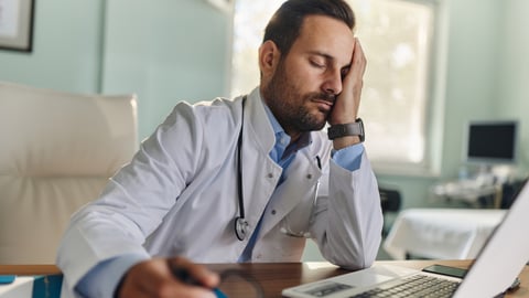 Médecin fatigué