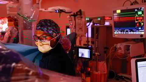 Un chirurgien lors d'une opération d'un cancer du poumon à l'aide du robot Da Vinci dans l'une des salles d'opération rénovées de l'Hôpital de Sant Pau, en 2025, à Barcelone, en Espagne. (Photo Kike Rincon/Europa Press/Getty Images)