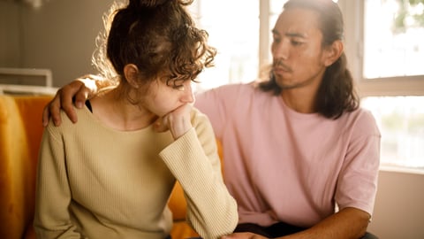 Une femme stressée, anxieuse ou en deuil a le soutien de son conjoint ou d'un ami faisant partie de son réseau.