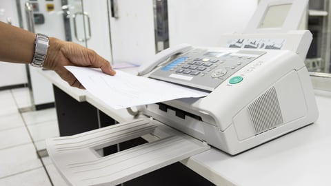 Feuille qui sort d'un fax