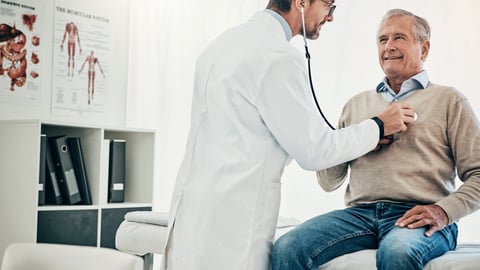 Médecin ausculte un patient âgé avec son stéthoscope.