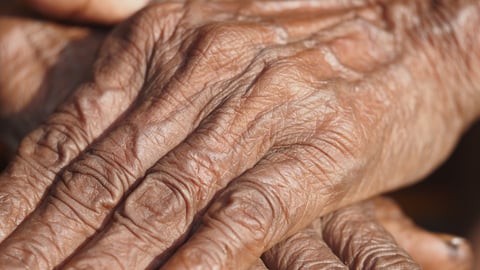 Gros plan sur les mains d'une personne âgée, un aîné.