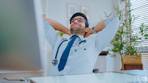 Medecin détendu devant son ordi