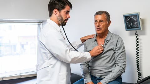 Medecin qui ausculte un patient