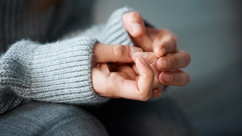 Mains d'une personne anxieuse